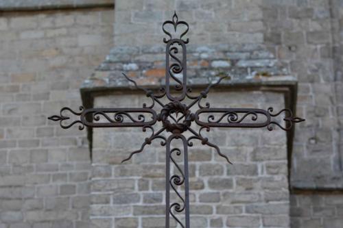 Croix devant l'abbatiale Saint-Robert de la Chaise-Dieu