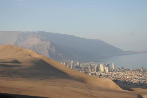 Dune de sable dominant la ville de Iquique