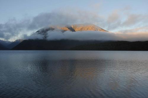 Lever du soleil sur le lac Rotoiti 