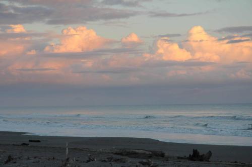 Lever de soleil sur la plage de Opotiki 