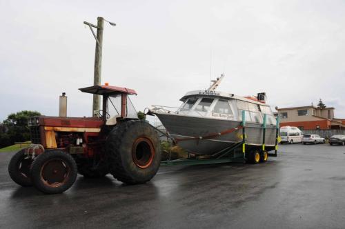 Comme il n'y a pas de port, le bateau est mis à l'eau sur la plage à l'aide d'un tracteur 