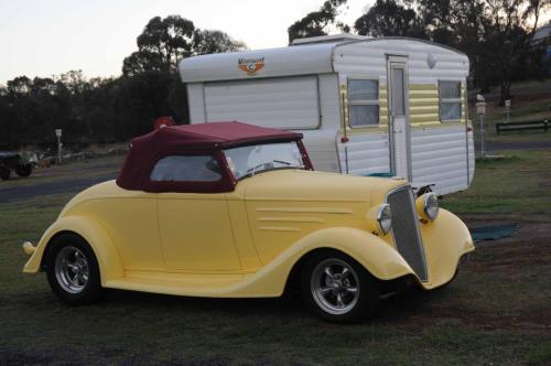 Voiture de collection au camping