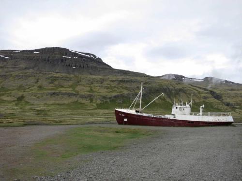 Bateau échoué au fond d'un fjord