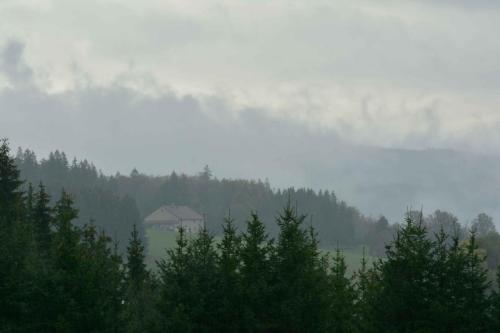 Vue depuis le gîte à Morbier, il pleut ce matin