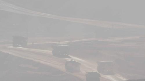 Camions sortants et entrants dans le trou de la mine de Chuquicamata. 
