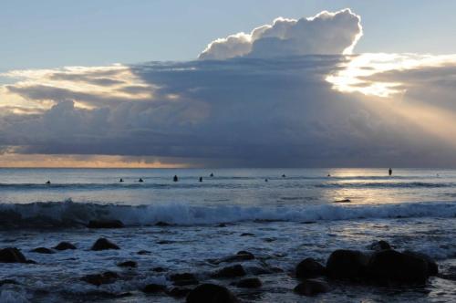 Surfeurs au lever du soleil