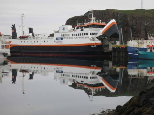 Ferry reliant Stykkisholmur aux fjords de l'ouest