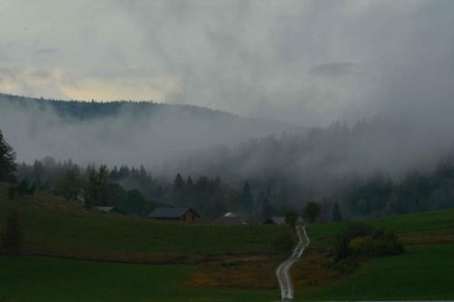 Vue depuis le gîte à Morbier, il pleut ce matin
