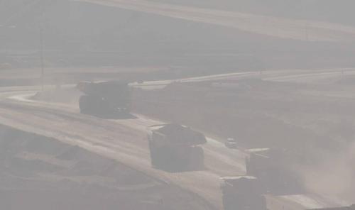 Le petit véhicule entre les énormes camions est un pick-up 4X4 de taille déjà honorable. 