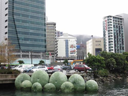 Sculpture d'oursins géants sur le front de mer 