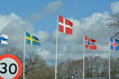 Drapeaux des pays scandinaves : Finlande, Suède, Danemark, Norvège, Islande.