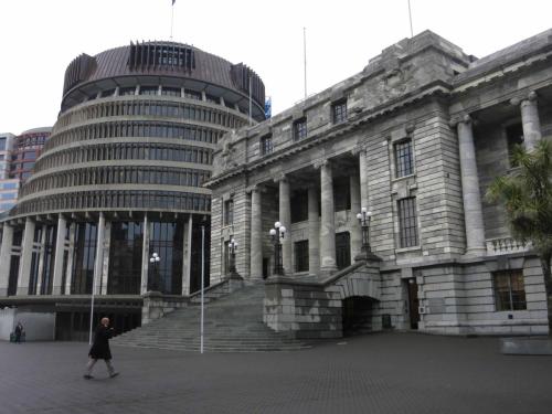 Le nouveau parlement à gauche et l'ancien parlement à droite 