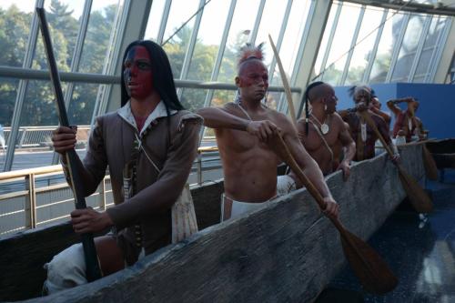 Musée de la tribu des pequots avec les guerriers dans leur canoé