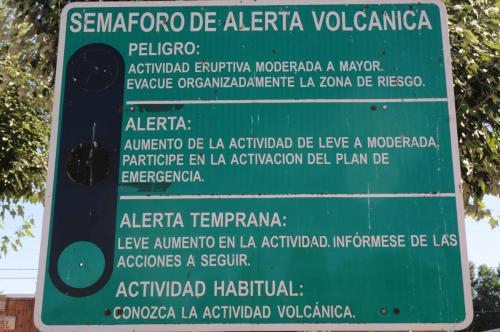 Panneau indiquant le risque volcanique (vert en ce moment, ouf !!)