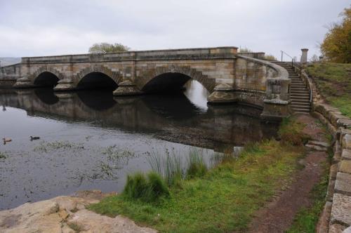 Pont de Ross construit par des prisonniers de droits communs envoyés d'Angleterre en exil dans les colonies (1836) 
