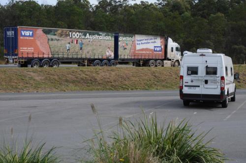 Voir la publicité sur le camion qui vante les produits 100% Australien (slogan que nous voyons beaucoup dénotant peut-être un certain protectionisme). 