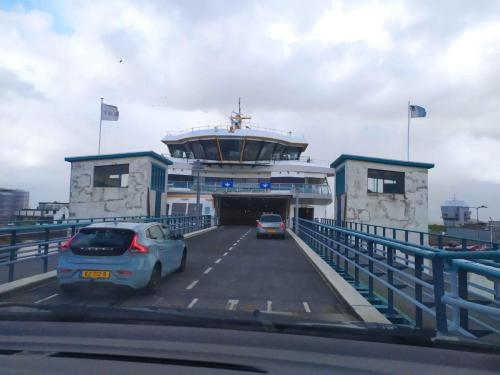 Montée sur le ferry pour Texel