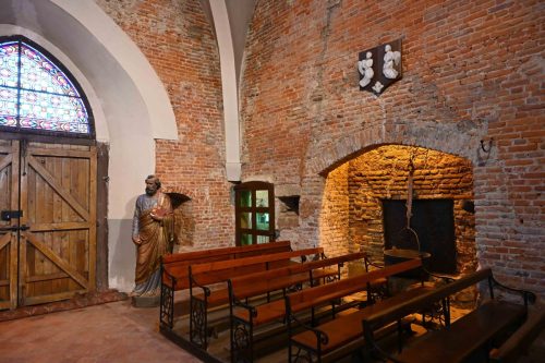 Cheminée et puits à l'intérieur de l'Eglise Saint-Martin à Wimy (Nord)