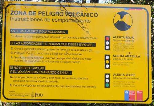 Panneau donnant les instructions en cas d'alerte volcanique 