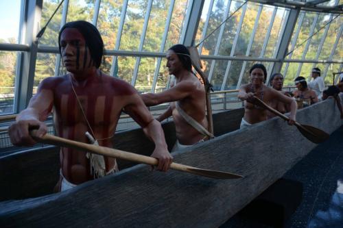 Musée de la tribu des pequots avec les guerriers dans leur canoé