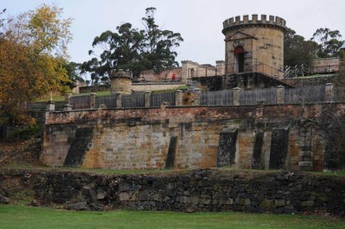 Anciens baraquements militaires et tour de garde