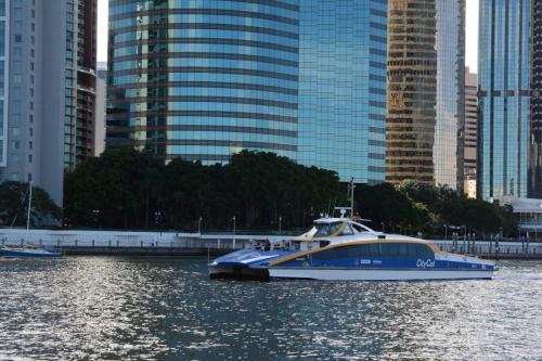 Ferries qui font la navette sur la rivière