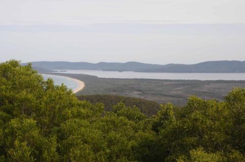 Région des lacs (à gauche, la mer, à droite, le lac Wallis)