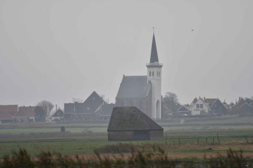Eglise de Den Hoorn et grange traditionnelle au premier plan