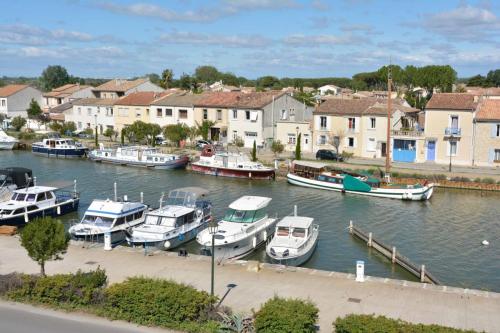 Aigues-Mortes, canal du Rhône à Sète