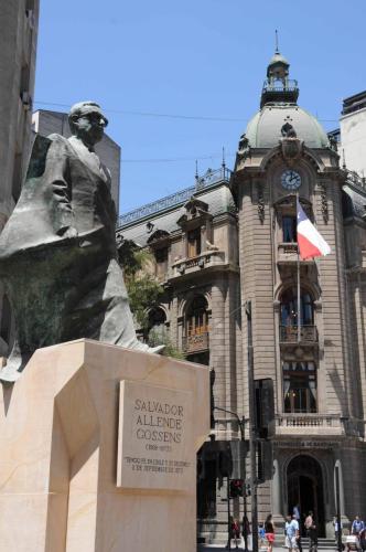 Statue de Salvador Allende devant le batiment de la Bourse
