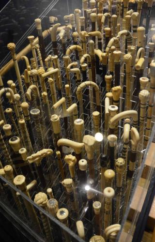 Cannes faites en ivoire de baleine