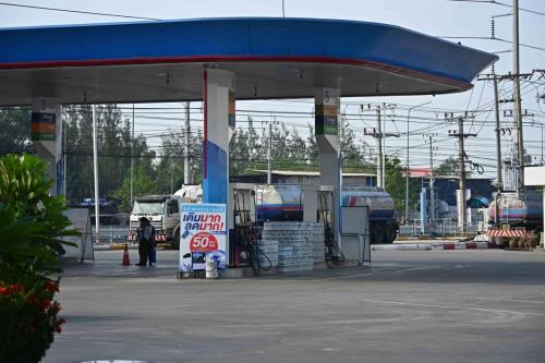 Stock de bouteilles d'eau à la station service.