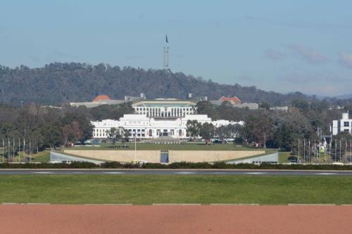 Ancien parlement (en blanc) et nouveau parlement (au fond)