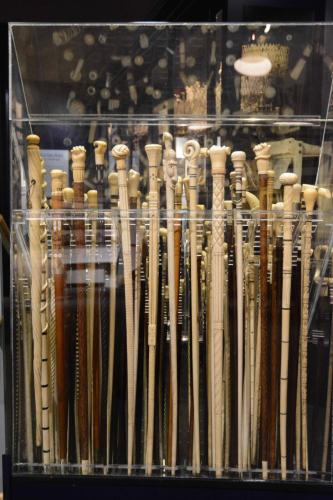 Cannes faites en ivoire de baleine