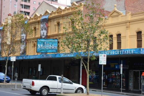 Entrée du théatre qui joue Les misérables