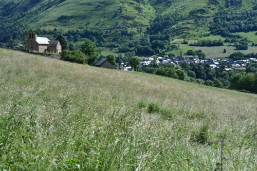 Eglise de Ens et Azet au loin