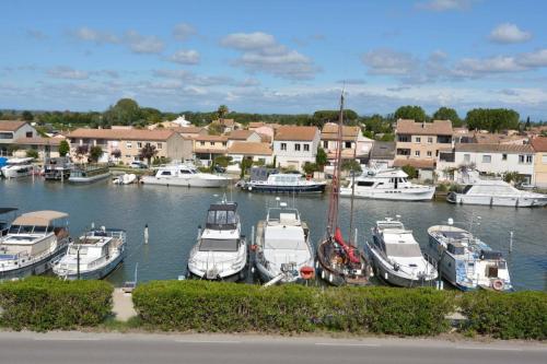 Aigues-Mortes, canal du Rhône à Sète