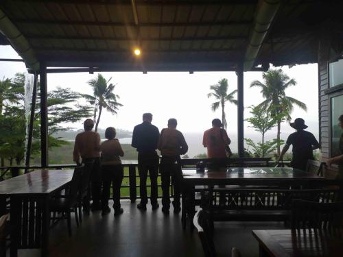 Kaeng Krachan NP--Boathouse Paradise Resort  - Attente de la fin de l'orage.