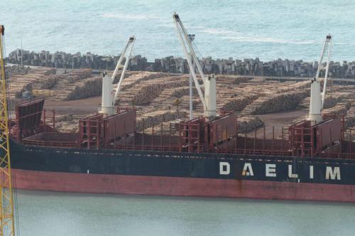 Chargement de bois dans un bateau 