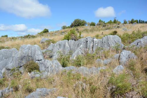 La grotte est en-dessous 