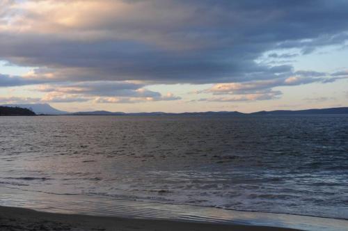 Au loin, le mont Wellington qui domine la ville de Hobart