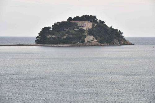 Fort de Brégançon depuis la plage de Cabasson