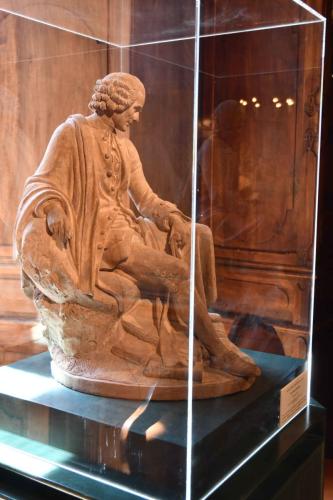 Jean-Jacques Rousseau réfléchissant sur son 'Contrat social'