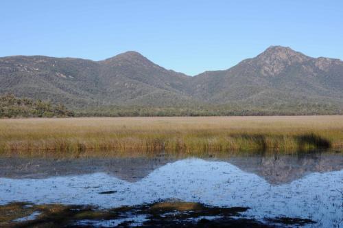 Hazards lagoon avec le Mont Freycinnet en arrière-plan à droite