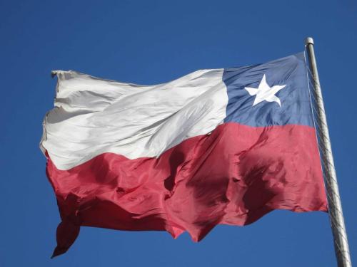 Drapeau chilien devant le palais de la Moneda 