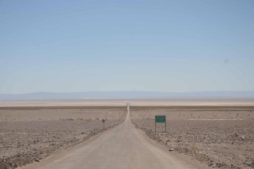 Route qui traverse le salar de Atacama 