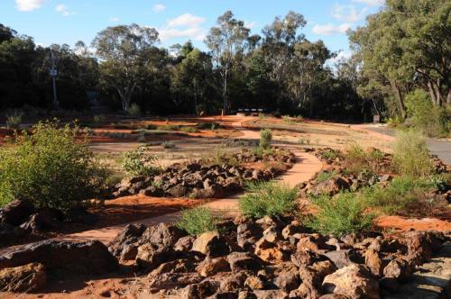 Jardin botanique - reconstitution d'un habitat du désert rouge du centre de l'Australie 