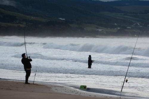 Pêcheurs sur la plage de Apollo Bay