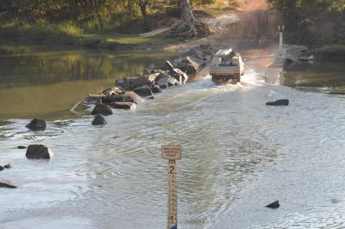 Traversée de la rivière East Alligator pour aller en terre d'Arnhem (territoire aborigène, les non-aborigènes ne pouvant entrer qu'avec un permis spécial) 