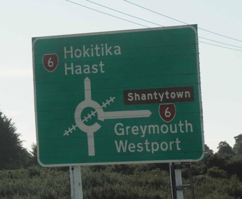 La ligne de chemin de fer passe au milieu du rond-point 